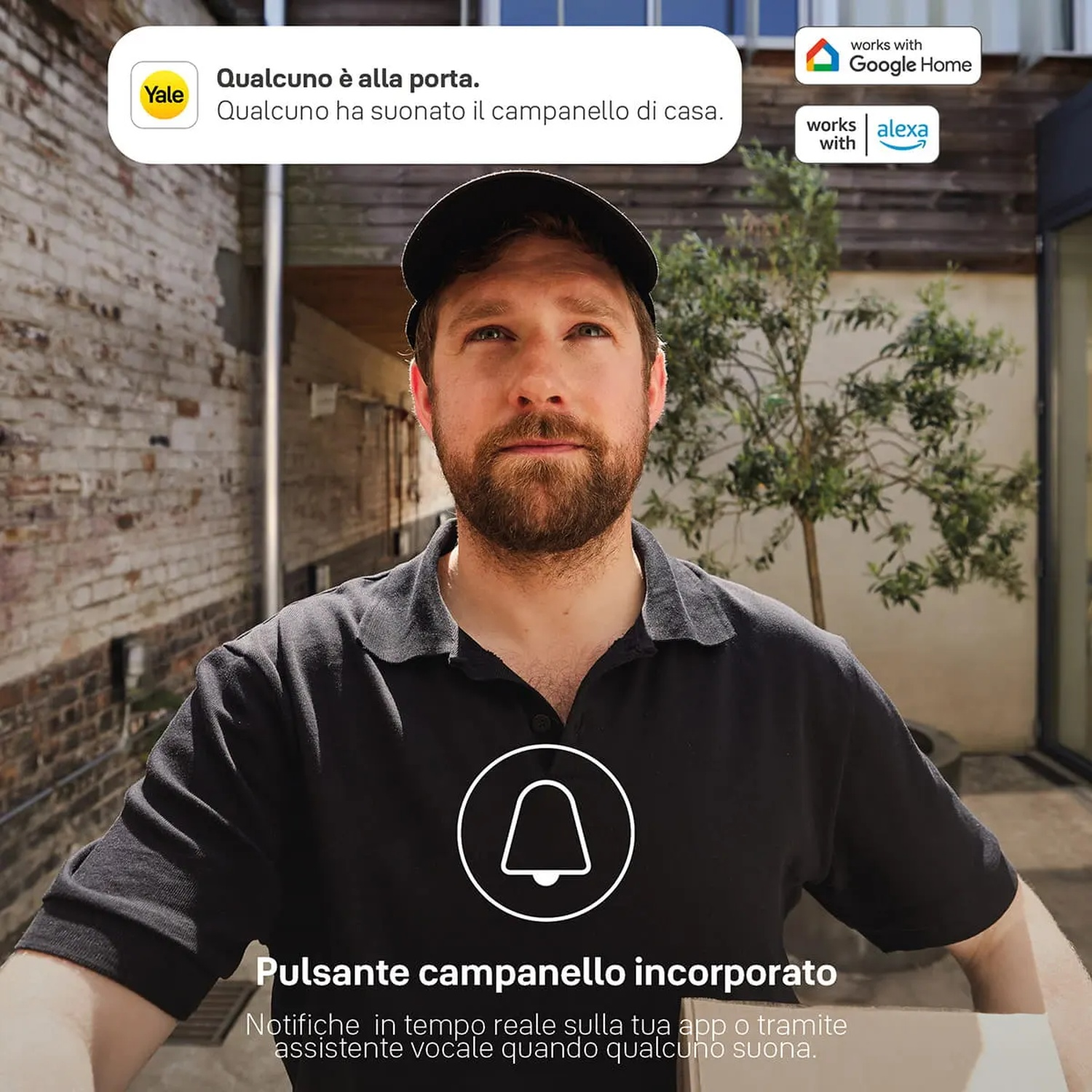Un hombre con barba y gorra mira hacia arriba. Se ve un icono de timbre.