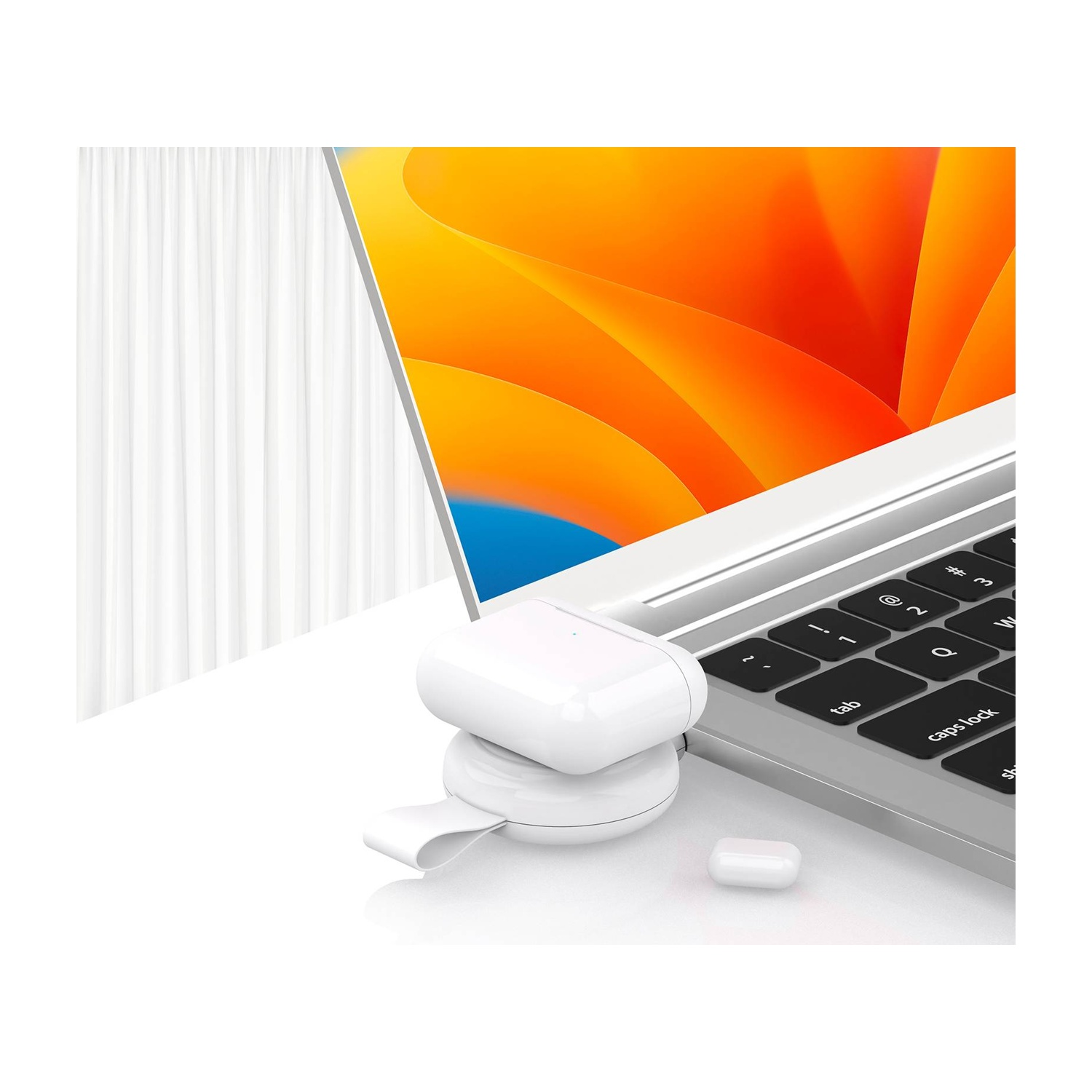 Auriculares blancos y estuche de carga en teclado de portátil, con cortinas blancas.
