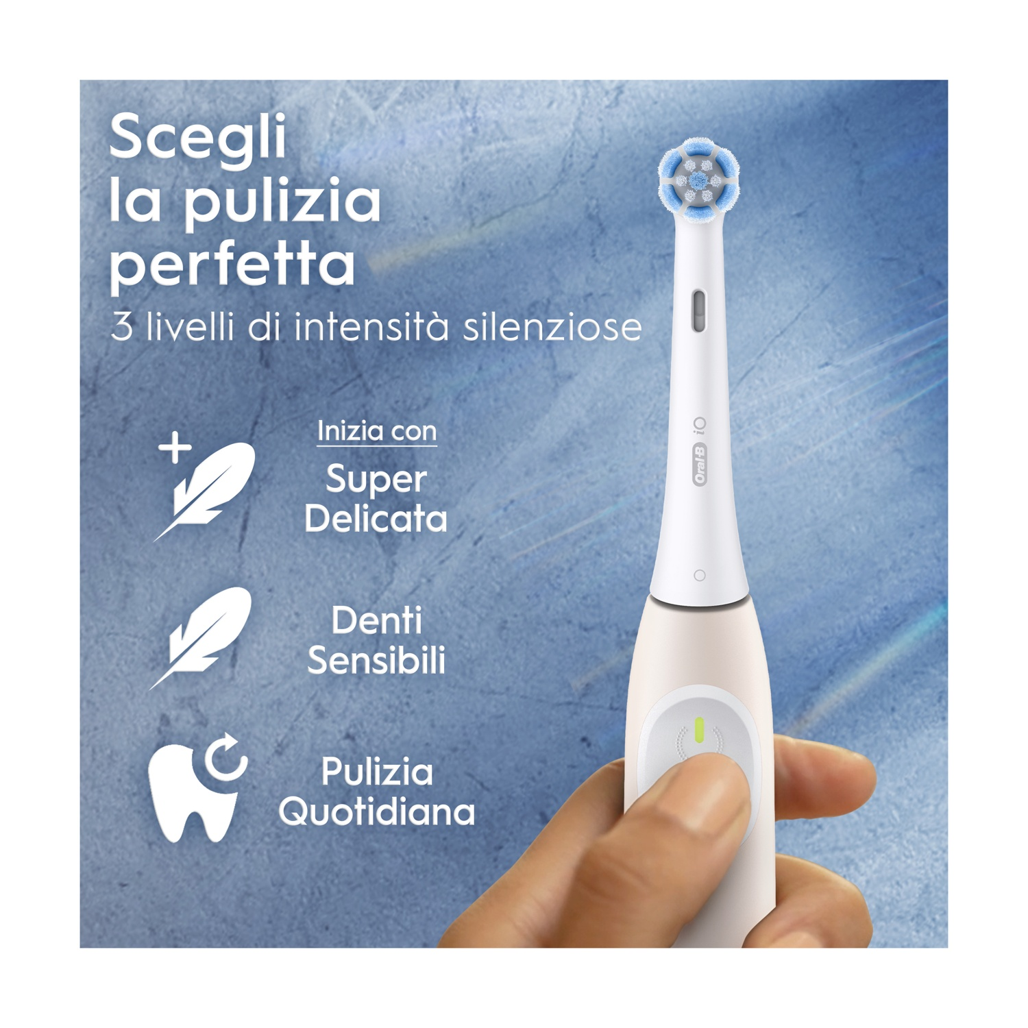 Una mano sostiene un cepillo de dientes eléctrico blanco con cabezal azul.