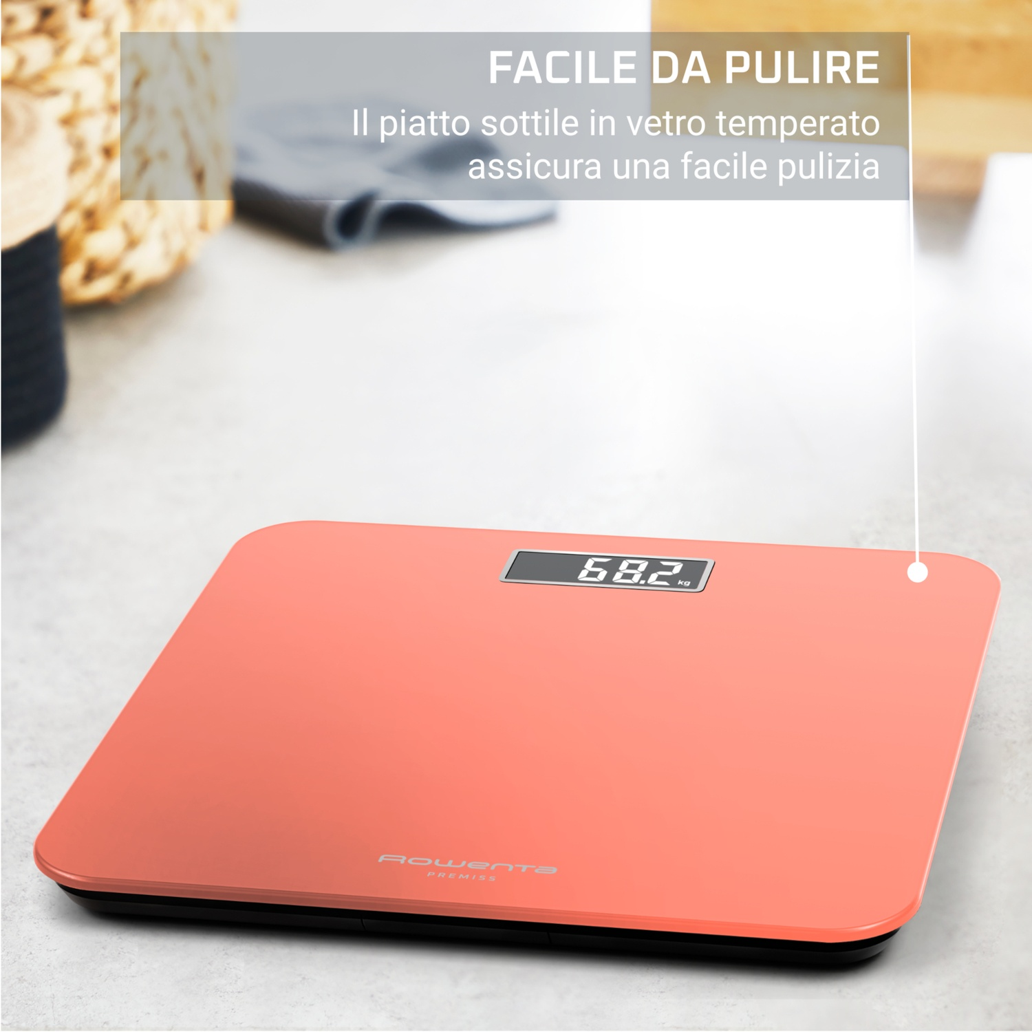 Eine Korallefarbene Waage mit digitaler Anzeige zeigt 68,2 kg an.