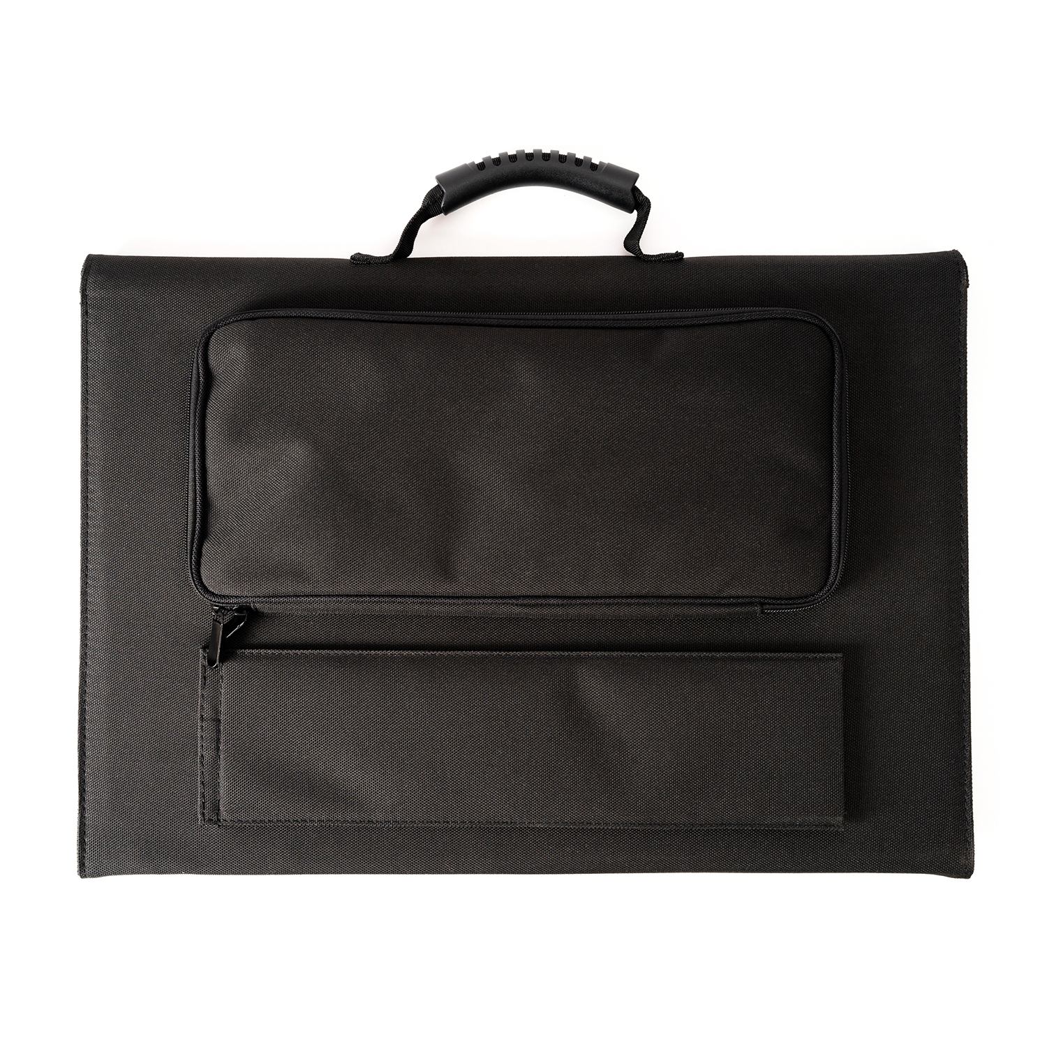 Czarna torba transportowa z uchwytem i kieszeniami na zamek na białym tle.