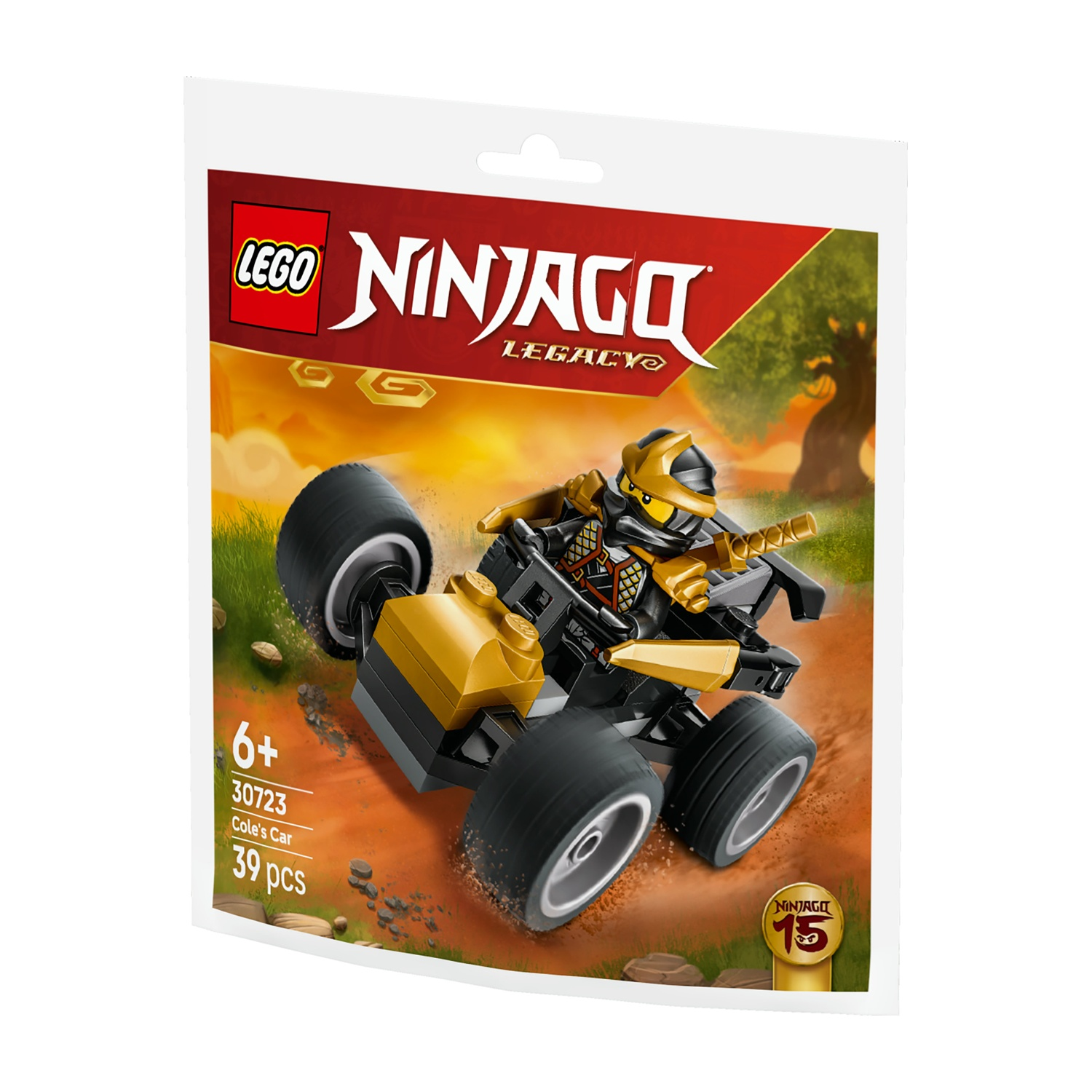 Voiture de Cole LEGO Ninjago avec des éléments dorés et noirs sur un chemin de terre.