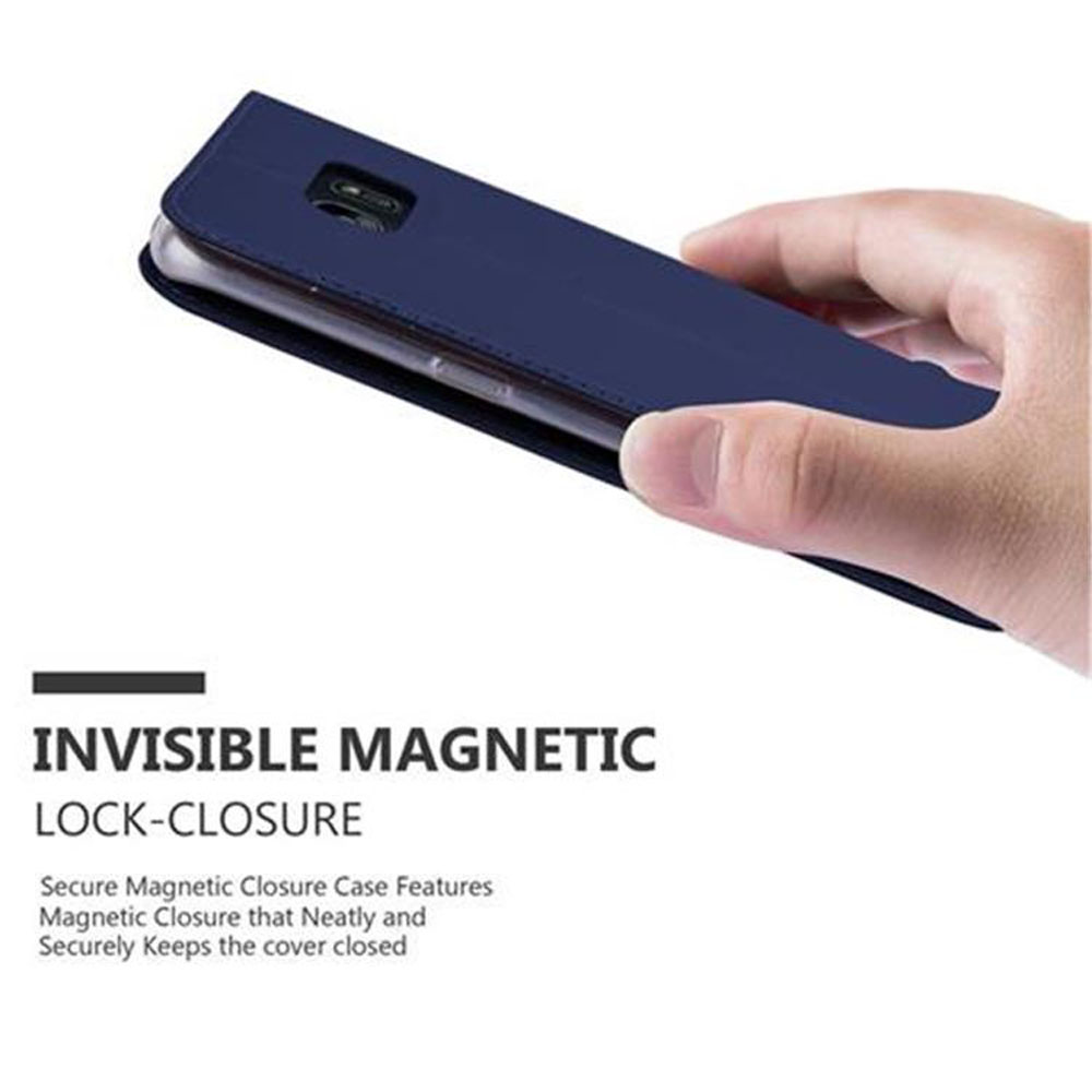 Una mano tiene una custodia per telefono blu scuro con chiusura magnetica.