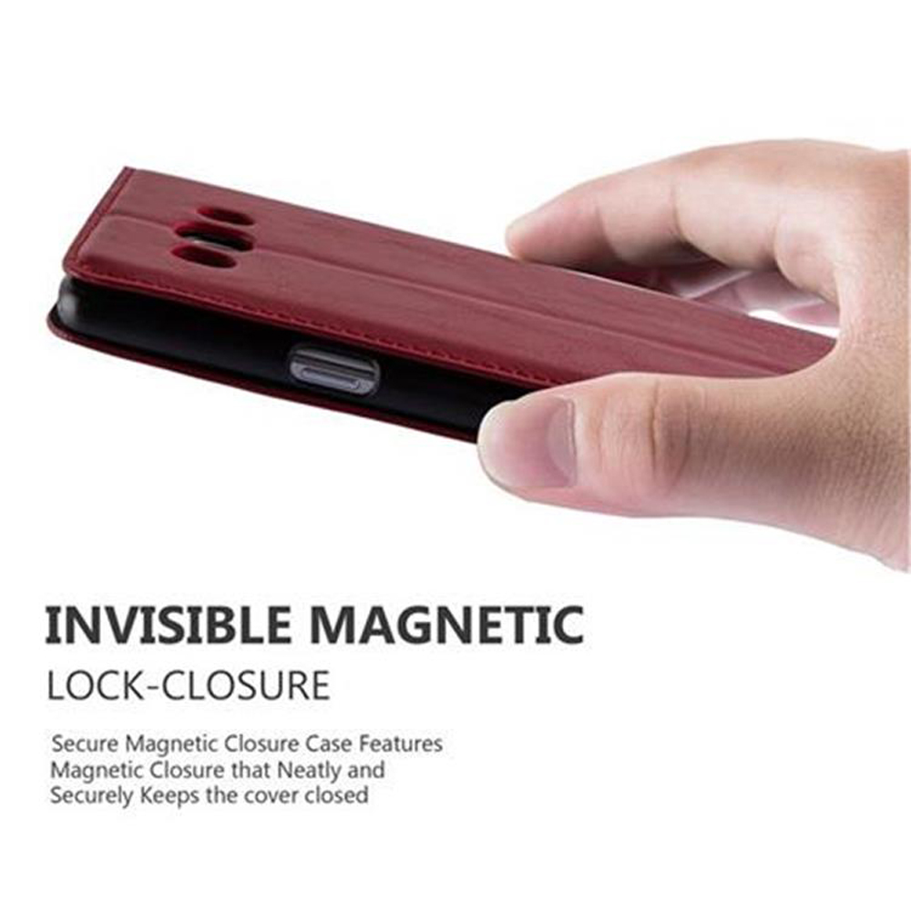 Una mano tiene una custodia per telefono rosso scuro con chiusura magnetica.