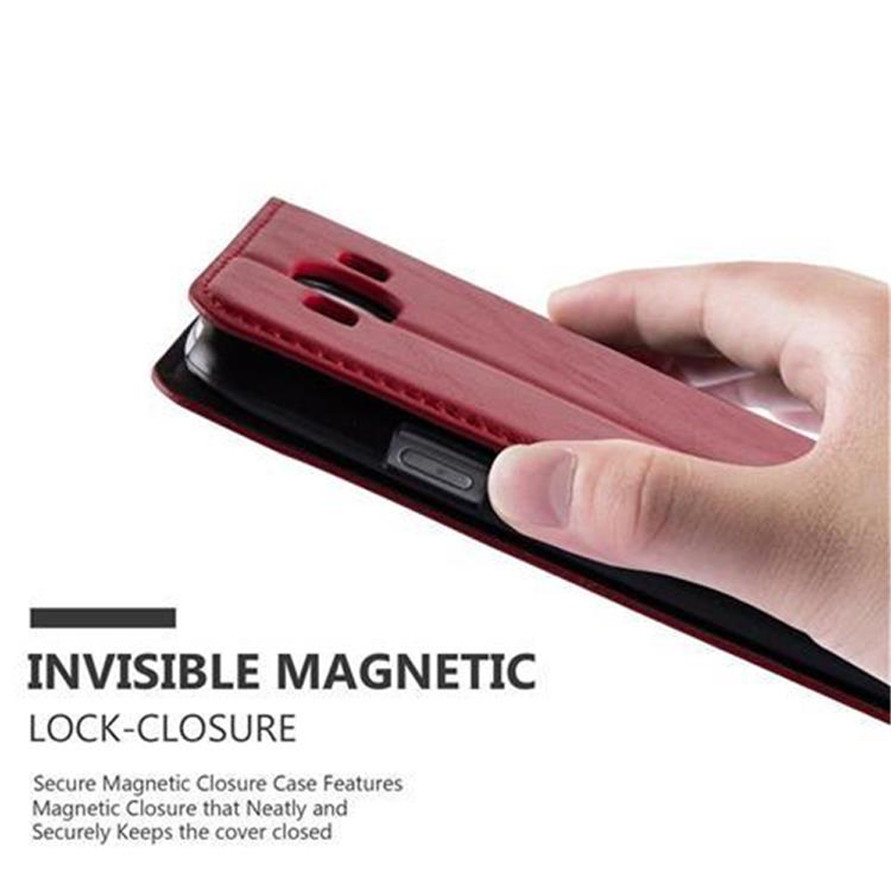 Funda roja para teléfono sostenida por una mano, mostrando cierre magnético.