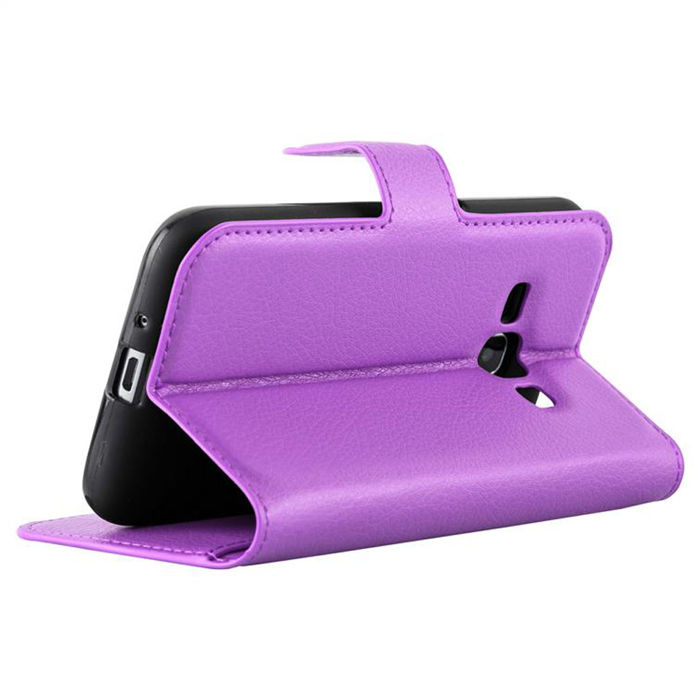 Una custodia a libro in pelle viola con un ritaglio per la fotocamera.