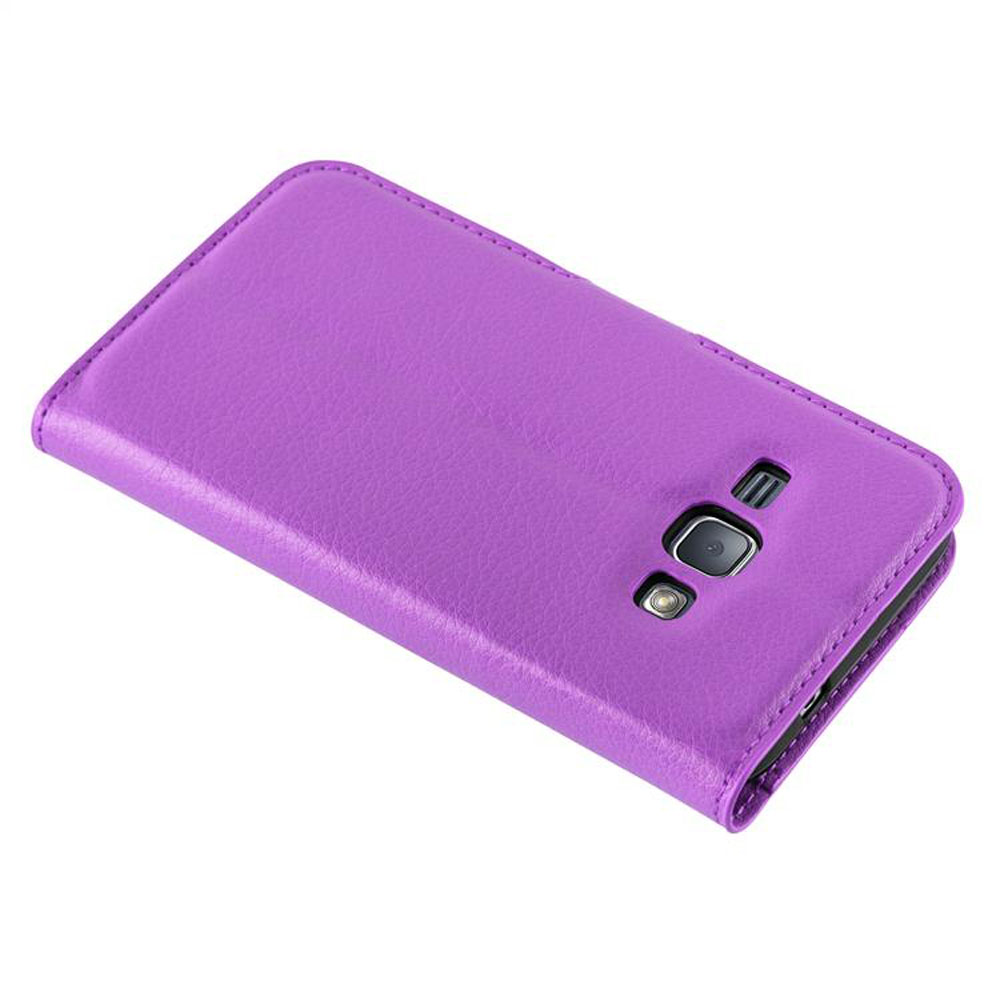 Custodia viola in pelle per telefono con foro fotocamera e flash, sfondo bianco.