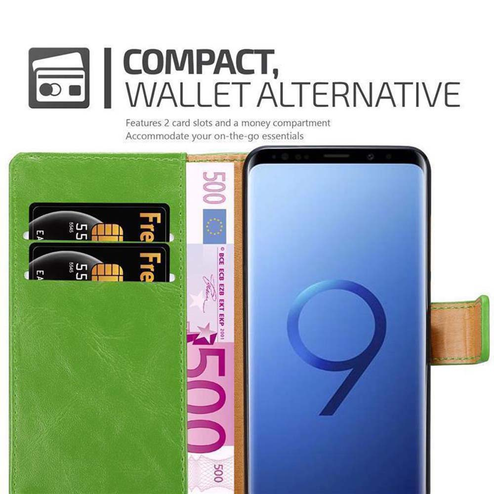 Portafoglio verde con due slot per carte, tasca per contanti, banconota da 500€ e smartphone.