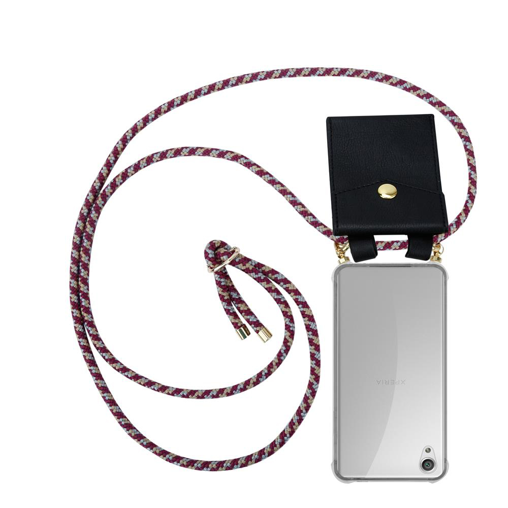 Handyhülle mit Umhängeband: Schwarze Tasche, transparentes Handy, bordeauxfarbenes Band.
