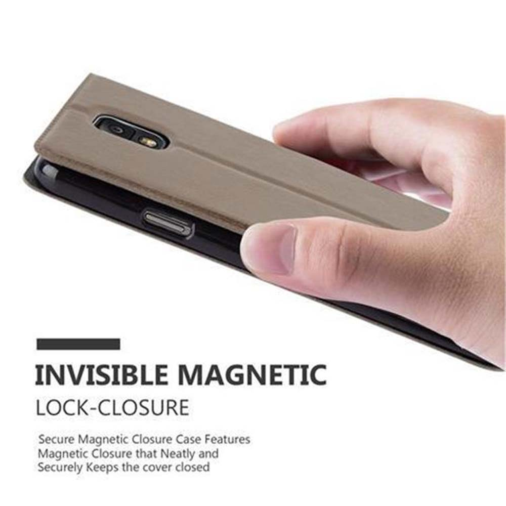 Una mano sostiene una funda de teléfono marrón con cierre magnético.