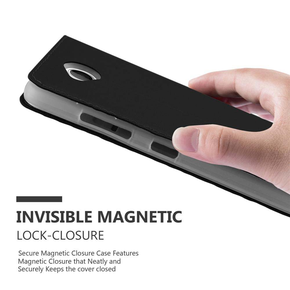 Una mano tiene una custodia per telefono nera con chiusura magnetica.