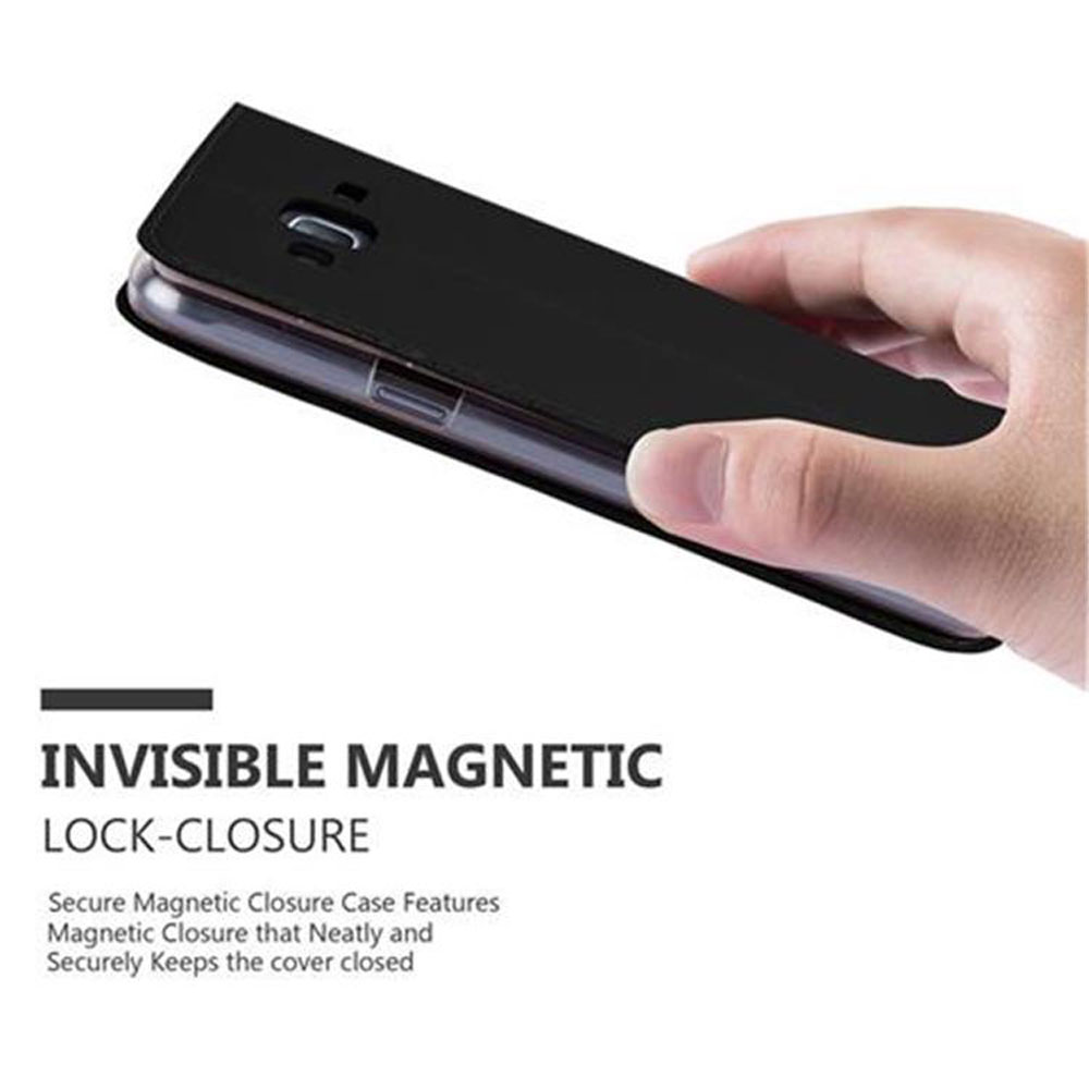 Una mano tiene un telefono nero in una custodia magnetica. Primo piano.