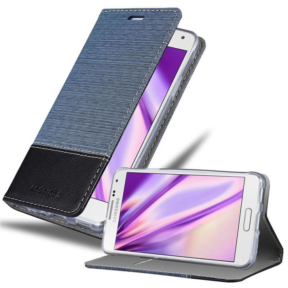 Ein Smartphone in einer blauen Stoffhülle mit schwarzem Lederdetail.