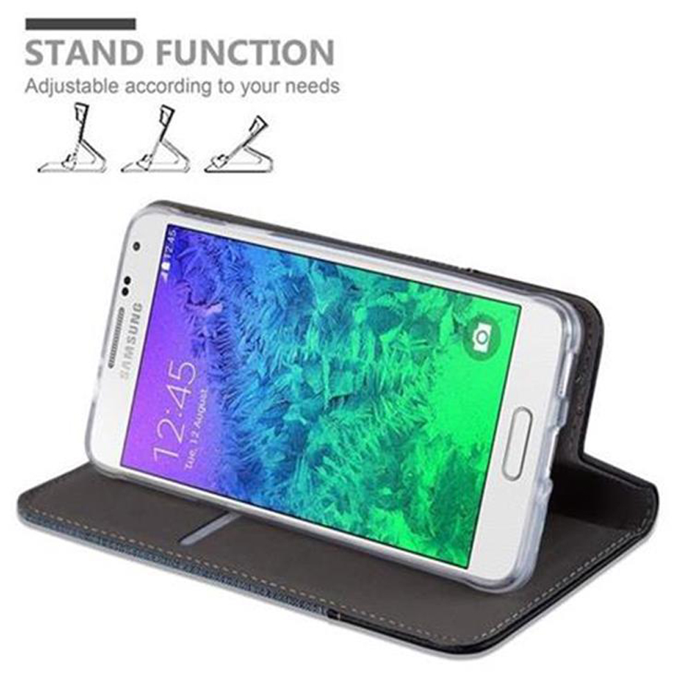 Ein Samsung-Telefon in einer grauen Hülle, zeigt 12:45 Uhr an. Standfunktion gezeigt.