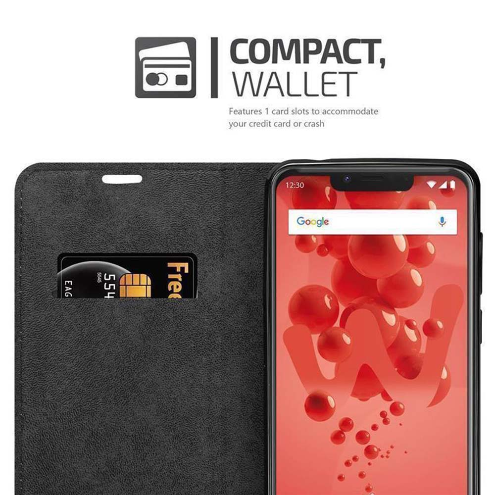 Schwarze Brieftasche mit einer Karte und einem Smartphone mit rotem Hintergrund.
