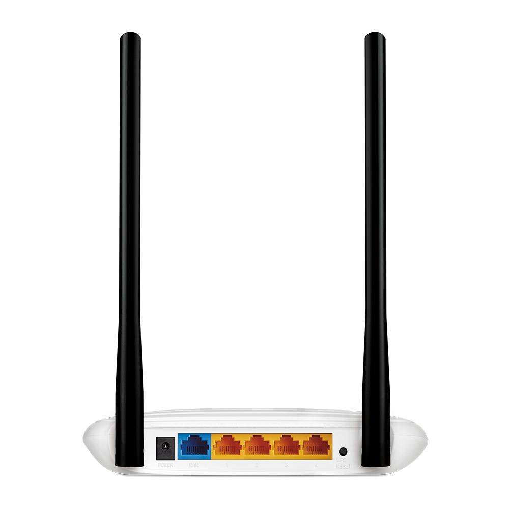 Biały router z dwiema czarnymi antenami i portami Ethernet.