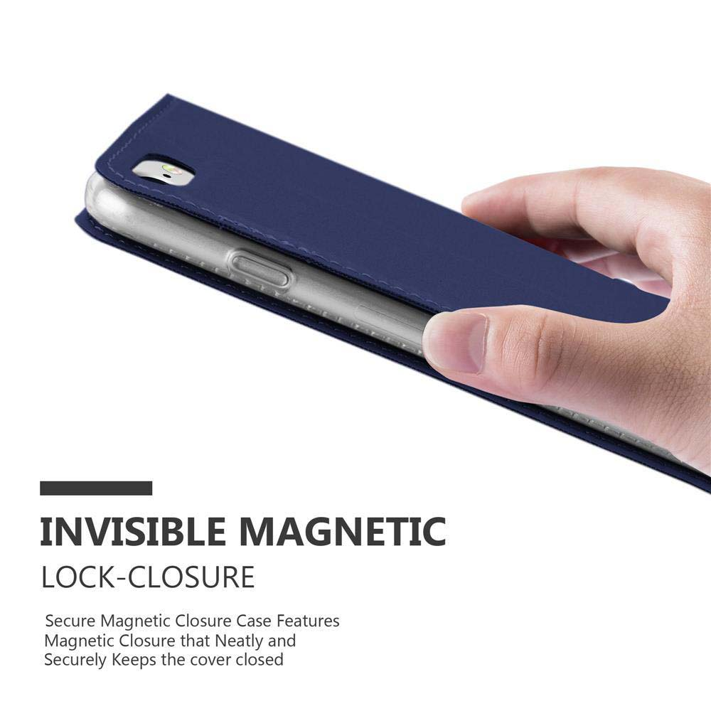 Una mano tiene una custodia blu scuro a flip su uno smartphone argentato.