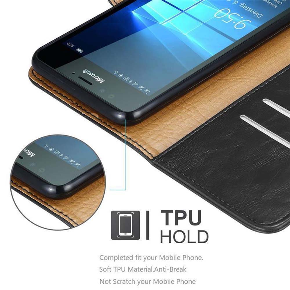 Un telefono cellulare nero in custodia di pelle. Lo schermo mostra le 9:50.