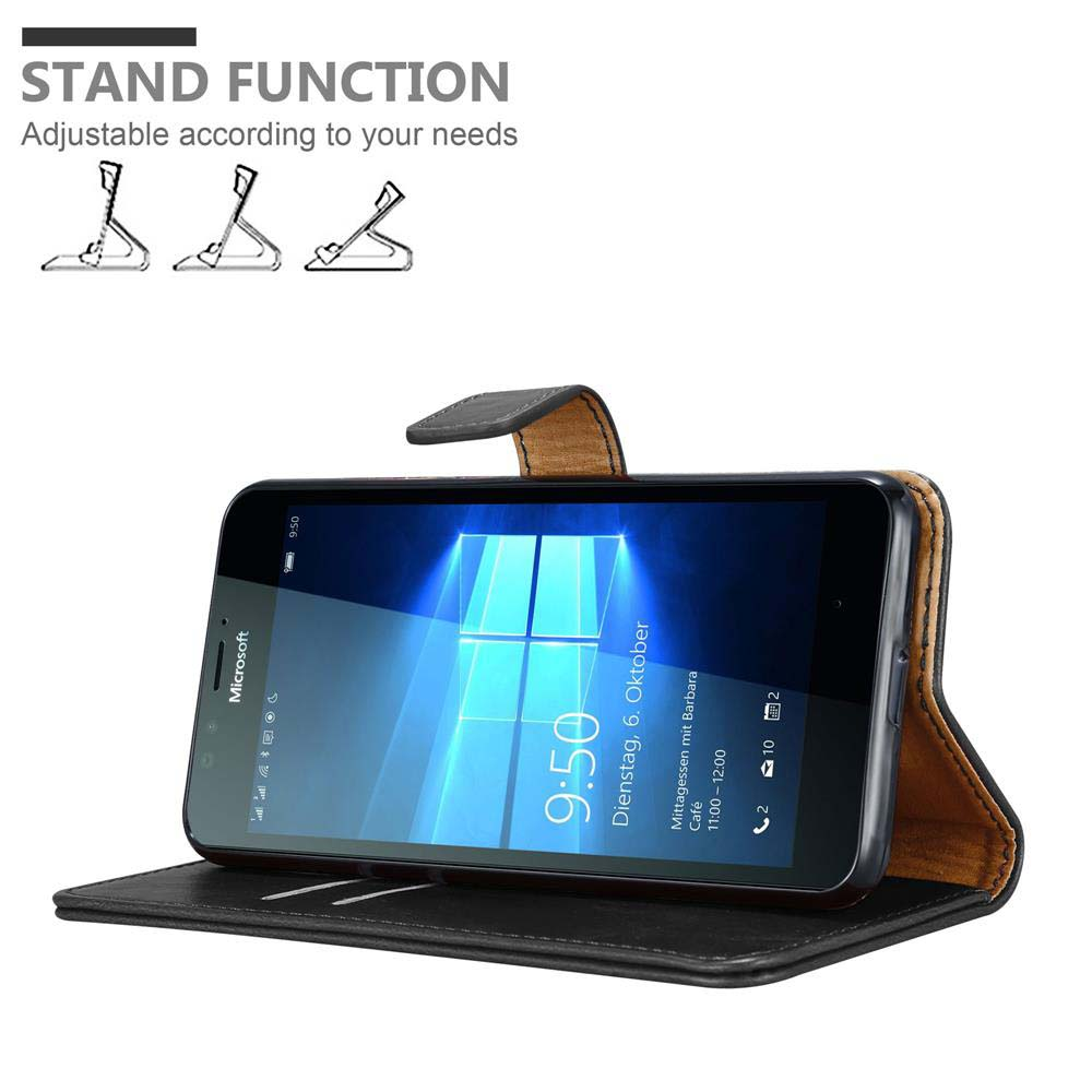 Smartphone in custodia nera con funzione di supporto, mostra schermata iniziale Windows.