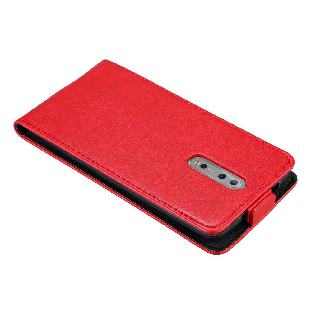 Custodia rossa per telefono con obiettivi Zeiss su sfondo bianco.