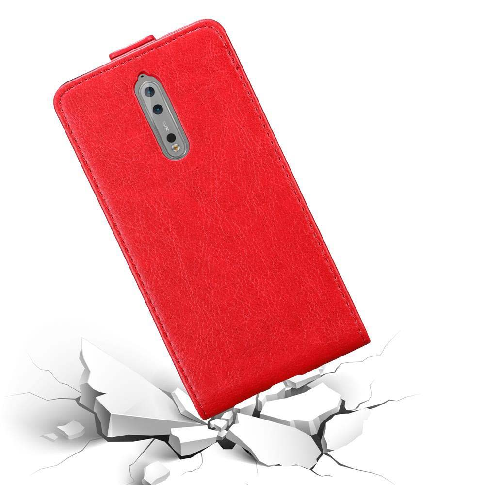 Custodia rossa per telefono con fotocamere su terreno crepato.