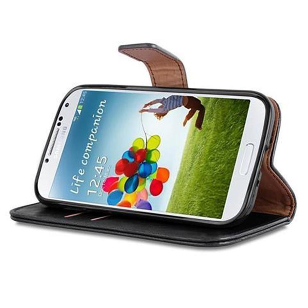 Uno smartphone in una custodia di pelle marrone con uno sfondo di palloncini colorati.