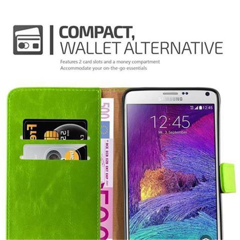 Portafoglio verde con fessure per carte e telefono.