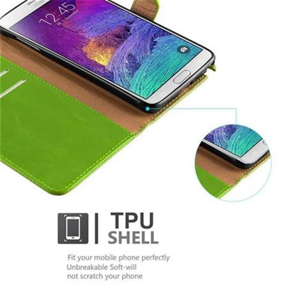 Uno smartphone in una custodia a libro verde e marrone. Lo schermo mostra le 12:45.
