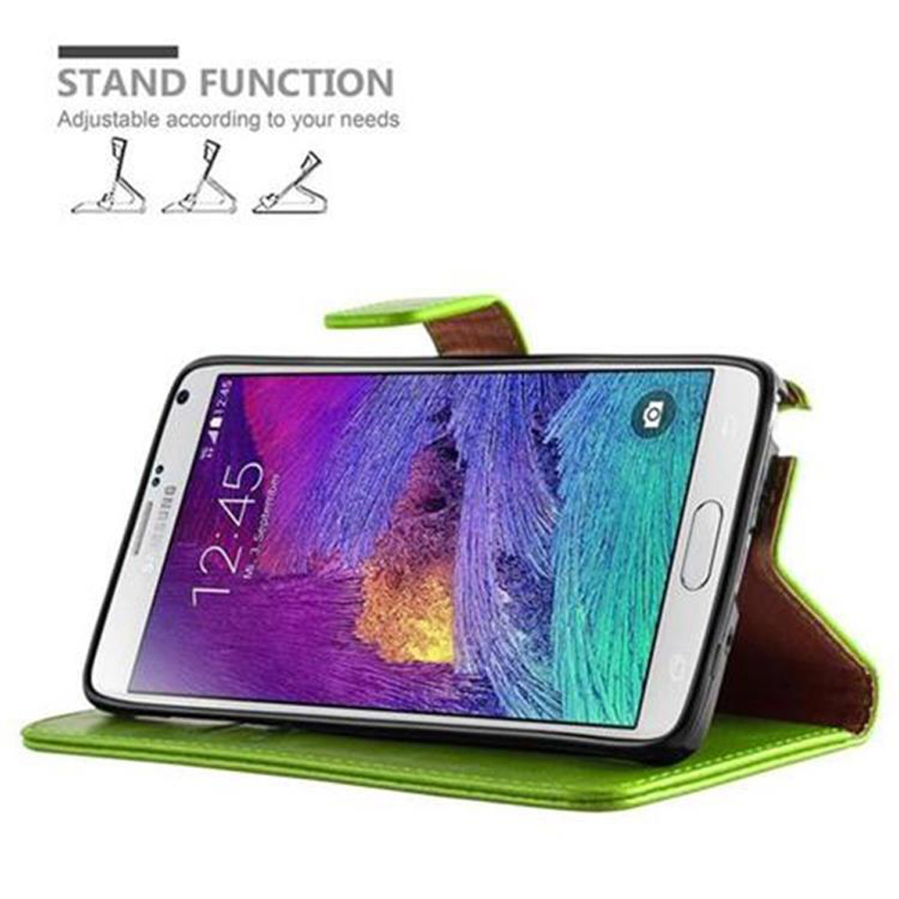 Uno smartphone in una custodia verde con funzione stand.