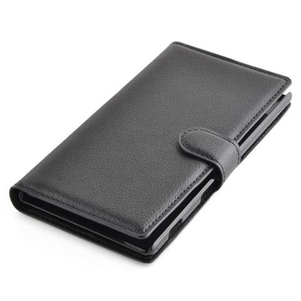 Una custodia in pelle nera per smartphone, chiusa con un bottone.