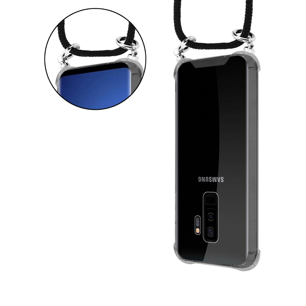 Custodia trasparente per telefono con laccetto nero e accessori argento.
