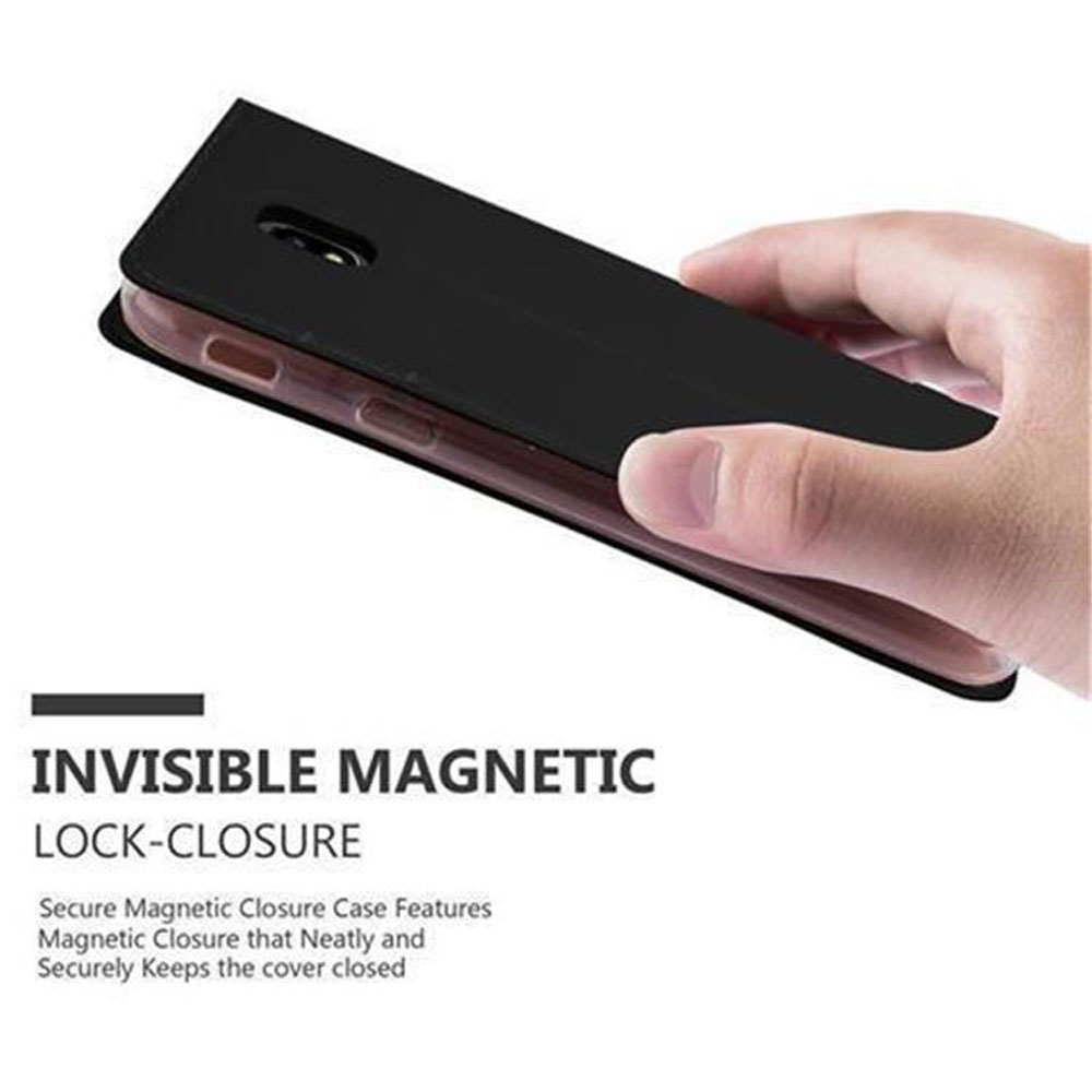 Custodia nera per telefono con chiusura magnetica, tenuta da una mano.