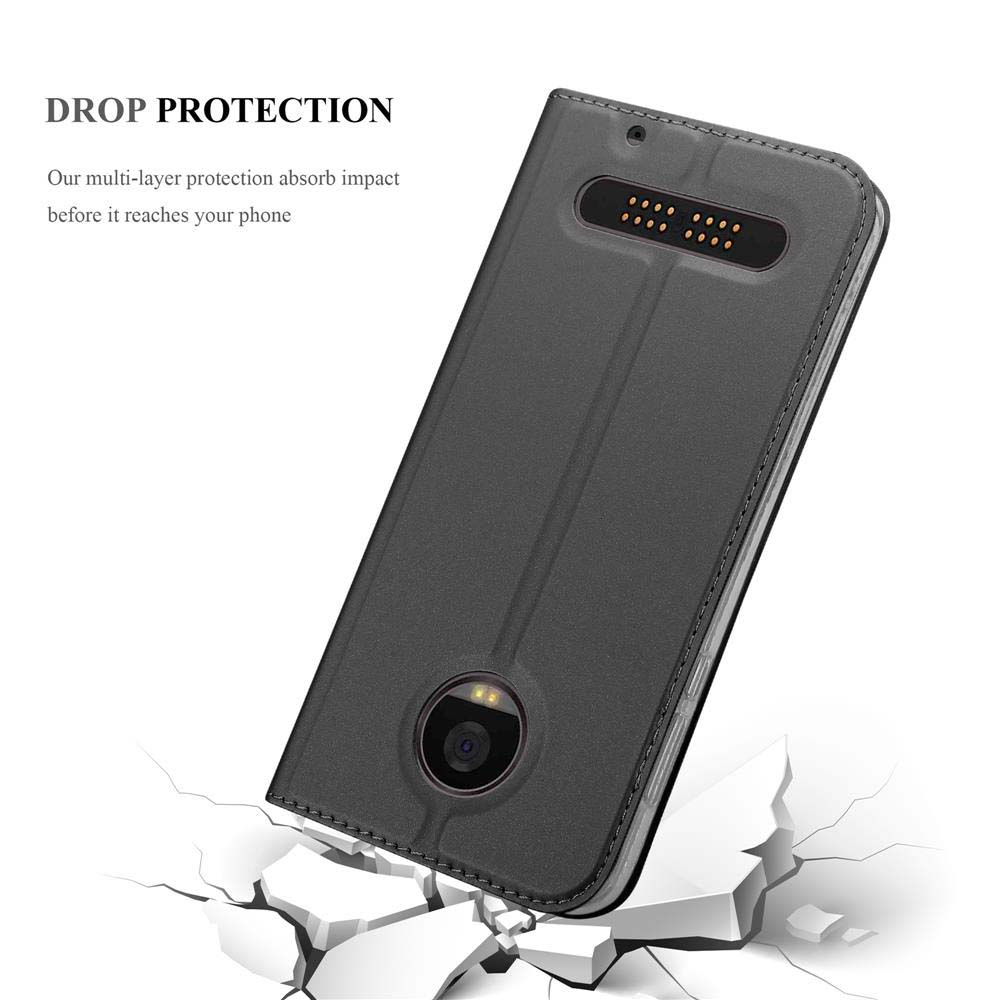 Funda de teléfono negra rompiéndose sobre una superficie agrietada.