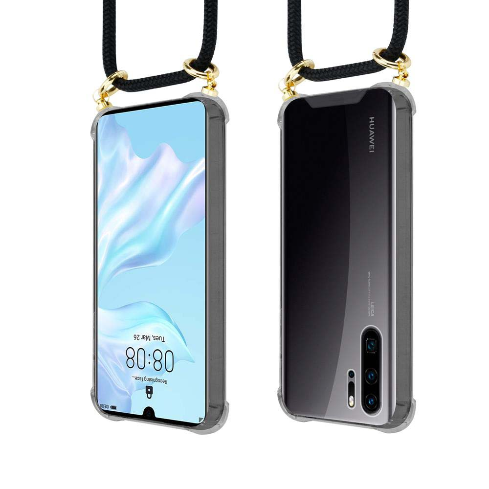 Uno smartphone in custodia trasparente con cordino nero attaccato ad anelli dorati.