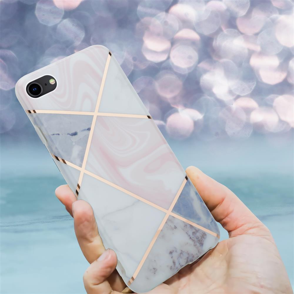 Mano che tiene un telefono con motivo marmo e linee oro rosa.