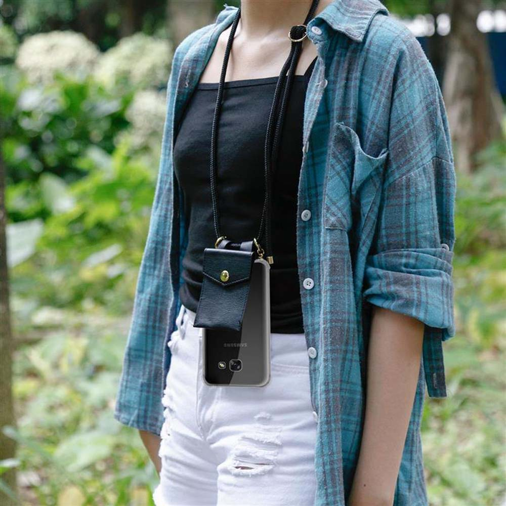 Donna con borsa porta cellulare al collo, camicia a quadri blu, pantaloncini bianchi.