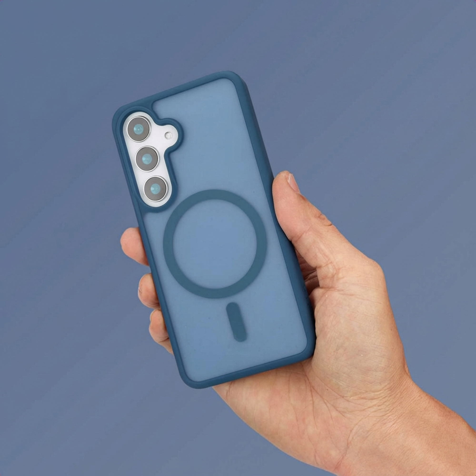 Una mano tiene una cover blu per telefono con tre fotocamere e un cerchio.