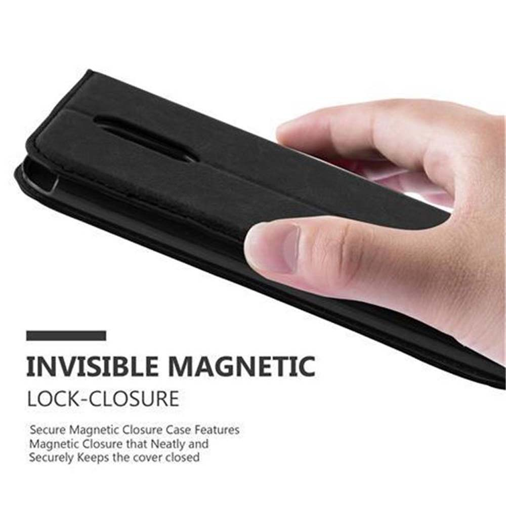 Una mano tiene una custodia nera per telefono con chiusura magnetica invisibile.