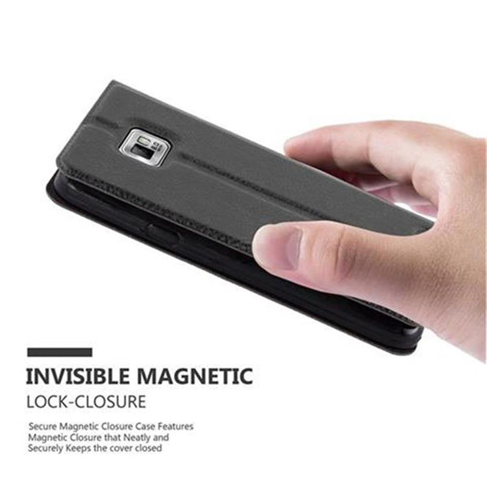 Una mano sostiene una funda negra para teléfono con cierre magnético. Texto: 'INVISIBLE MAGNETIC LOCK-CLOSURE'.