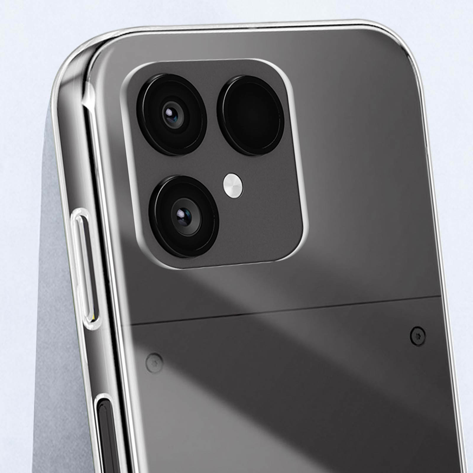 Primo piano del retro di uno smartphone con tre fotocamere e un flash.