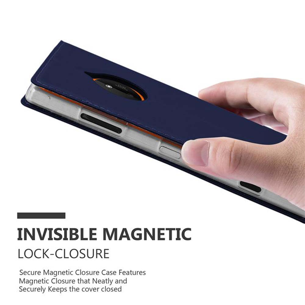 Una mano tiene una custodia blu per telefono che mostra la chiusura magnetica e il ritaglio della fotocamera.