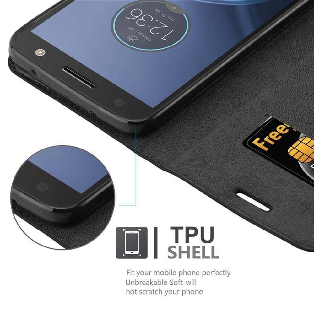 Un telefono cellulare nero in una custodia nera con una carta "Free".