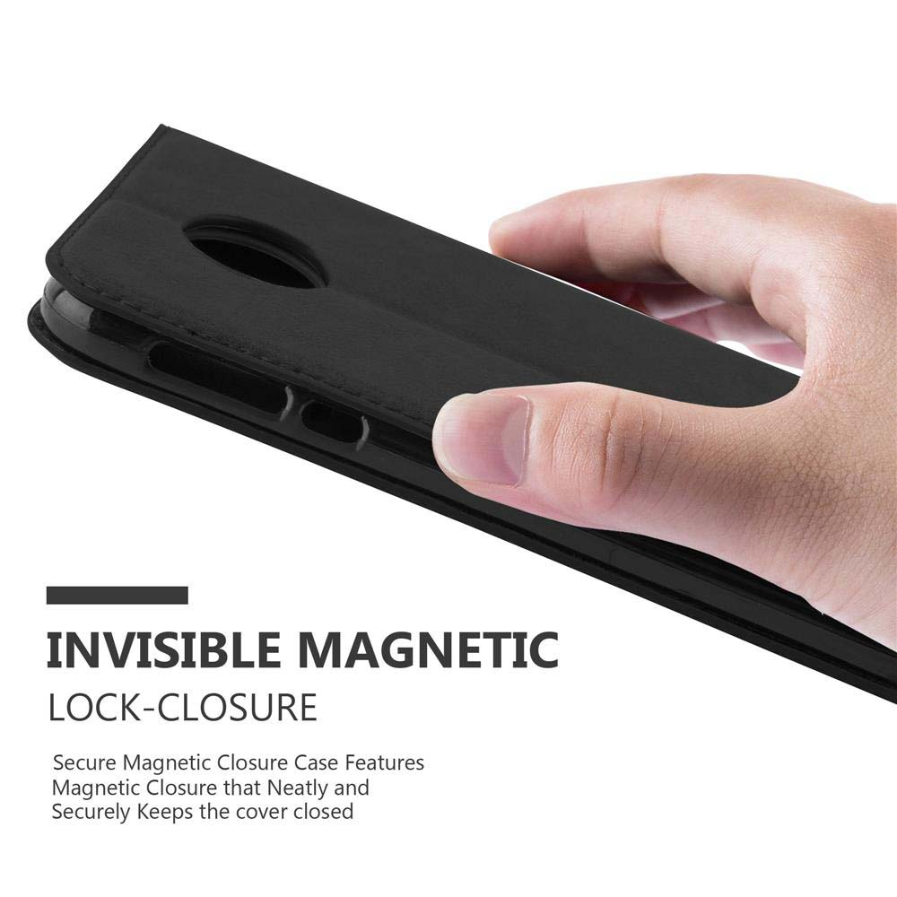 Custodia nera a libro con chiusura magnetica invisibile, tenuta da una mano.