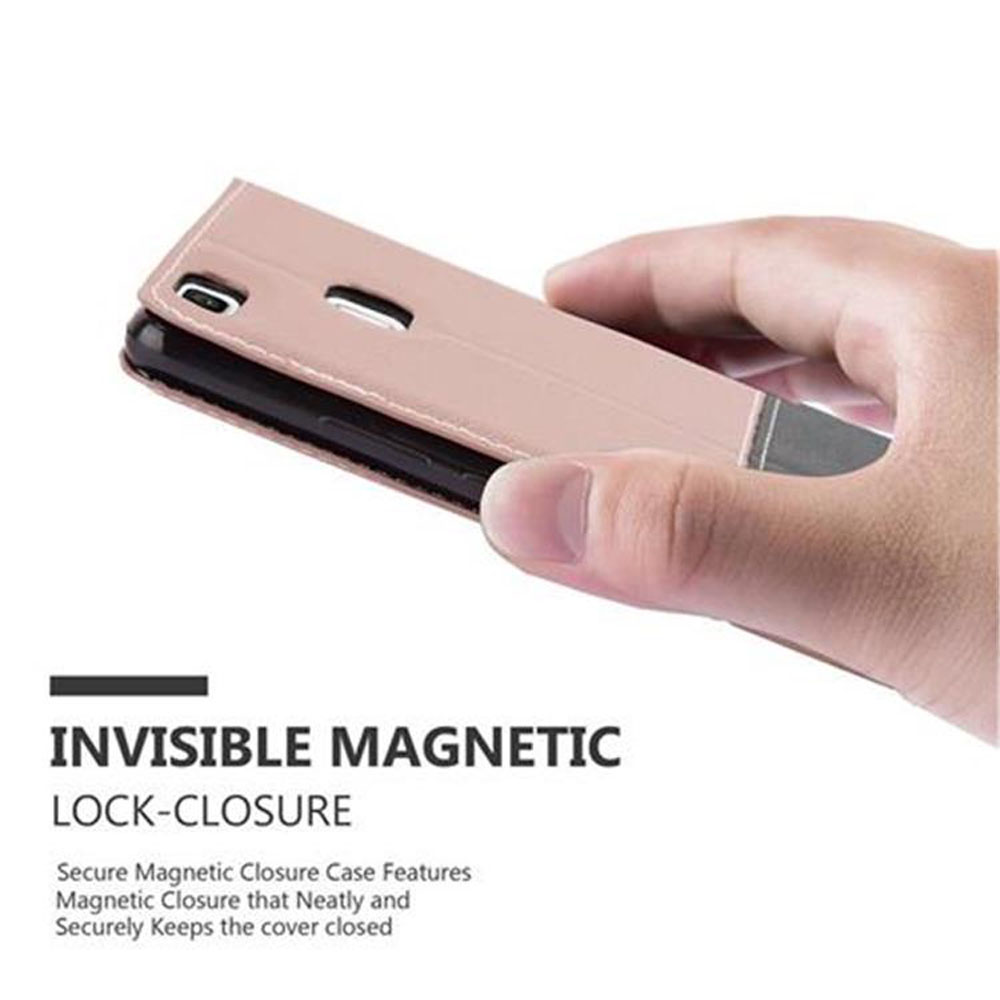 Una mano tiene una custodia rosa per telefono con chiusura magnetica.