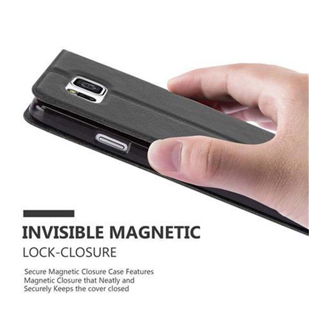 Mano sosteniendo una funda de teléfono negra con cierre magnético.