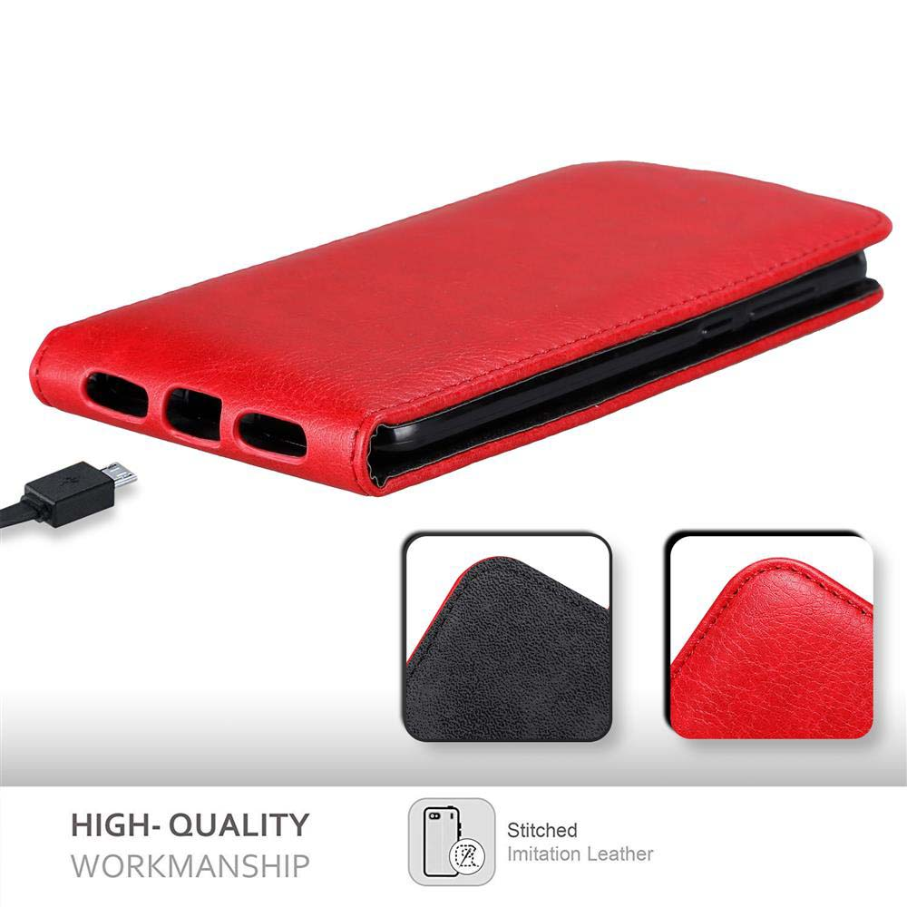 Custodia in pelle rossa per telefono con cavo USB e dettagli.