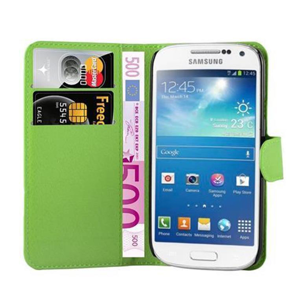 Portafoglio verde con telefono Samsung, carte di credito e banconota da 500 euro.