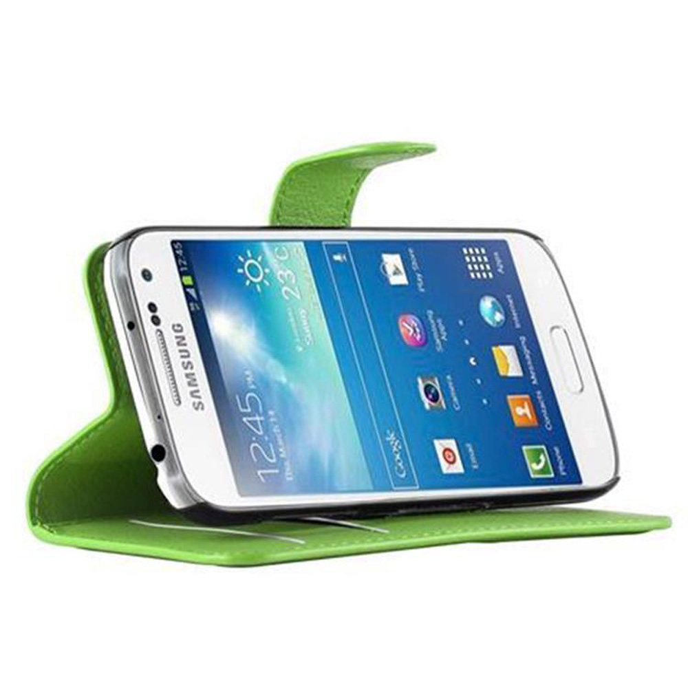 Un telefono Samsung bianco in una custodia verde, con app sullo schermo.
