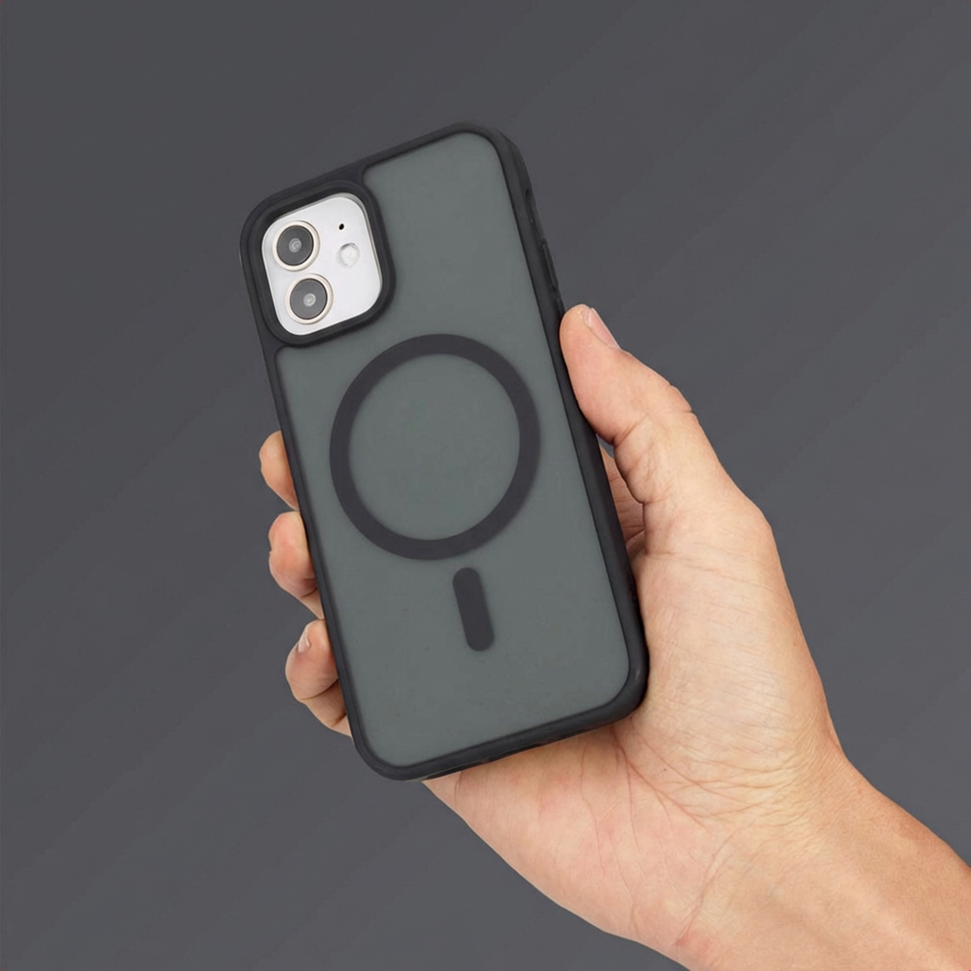Een hand houdt een donkergrijze telefoon vast met zwart frame en cameramodule.