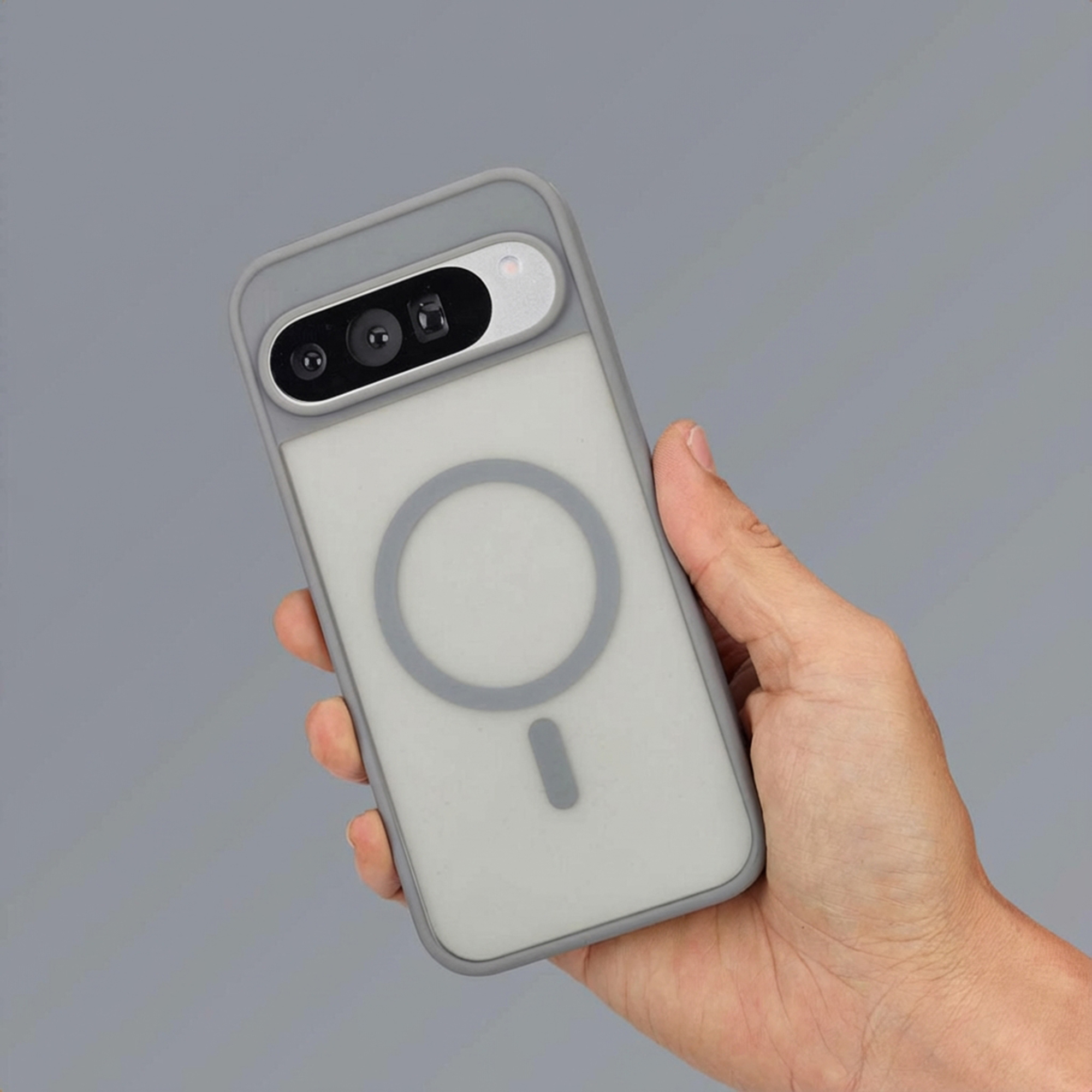 Coque de téléphone grise avec caméras et anneau magnétique, tenue.